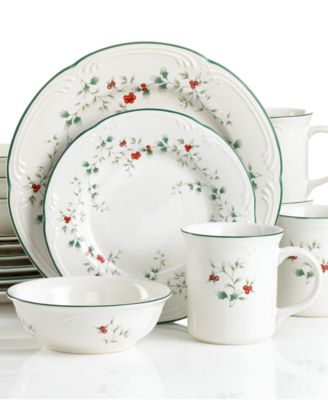 Pfaltzgraff - Winterberry 16-Piece Dinnerware Set