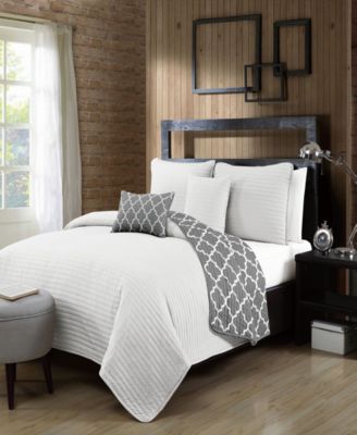 Avondale Manor - Griffin 4pc Twin Solid with Quatrafoil Reverser Quilt Set with Throw Pillows